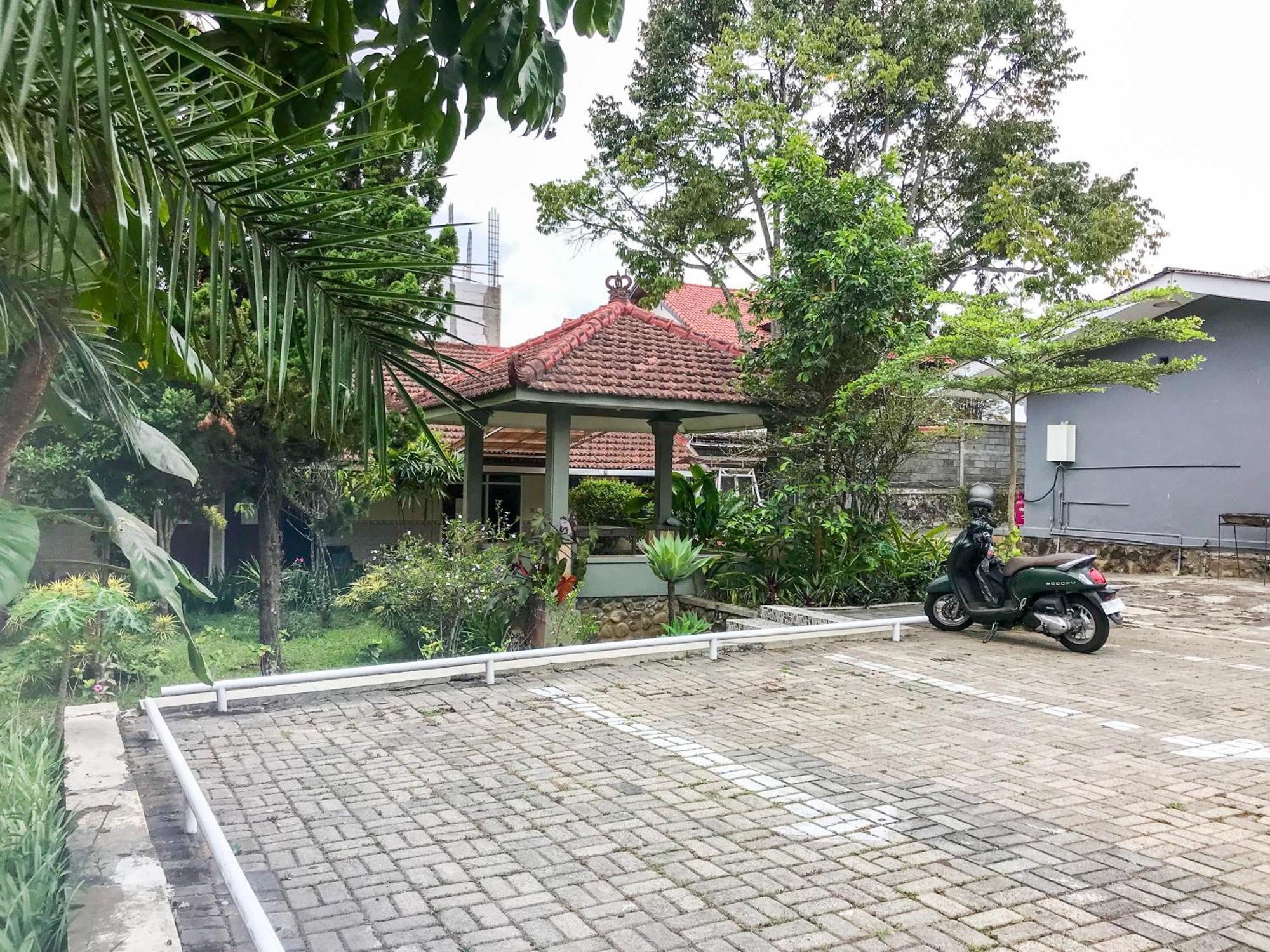 Villa Bunga Guest House Redpartner Malang Exterior photo