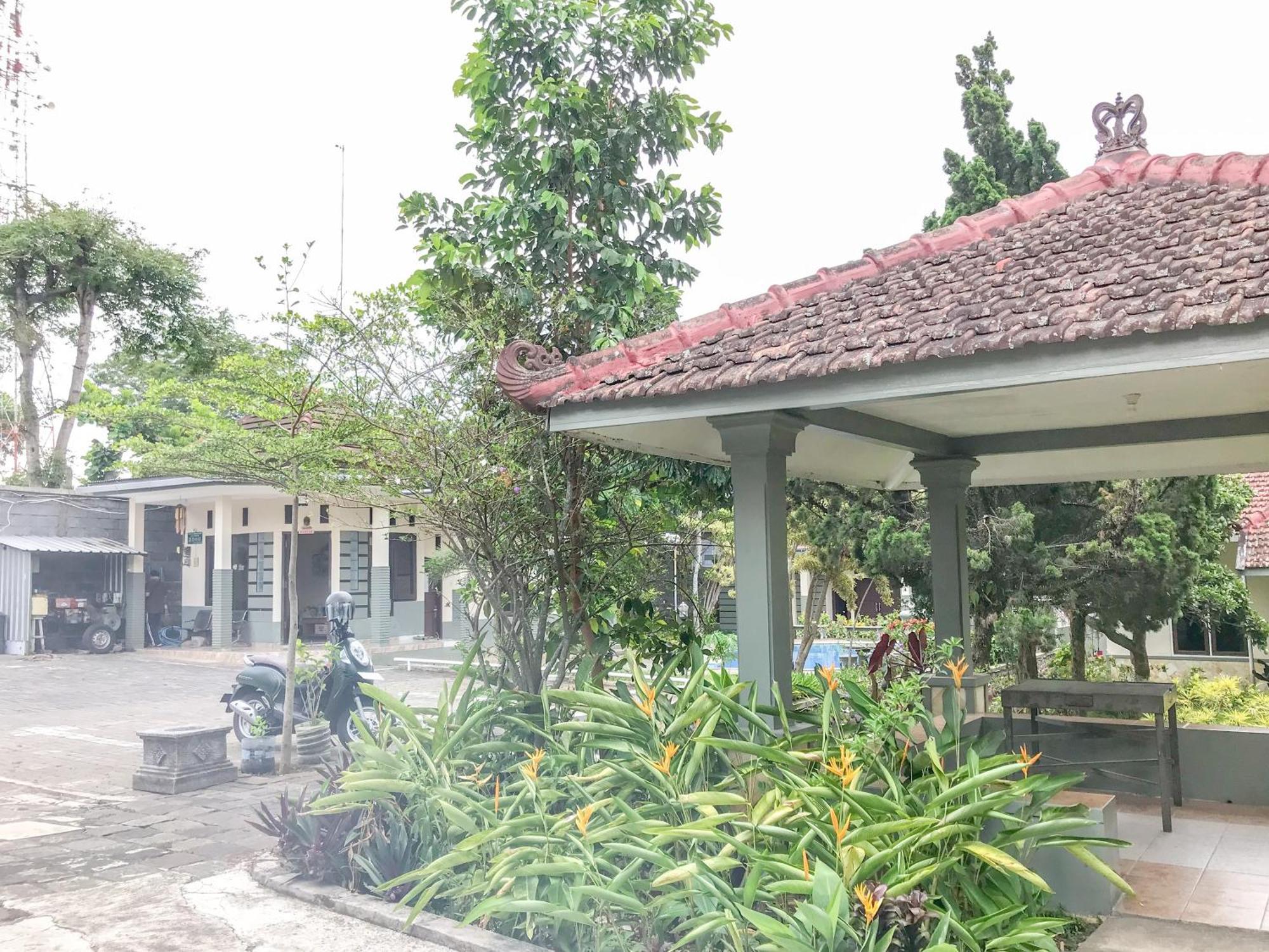 Villa Bunga Guest House Redpartner Malang Exterior photo